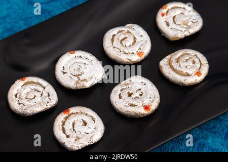 Indische Mithai Kaju Jalebi Auch Bekannt Als Kaju Katli, Kaju Dilkhush Ist Spiralförmig Süß Aus Cashew Nut Powder, Kajoo, Mawa, Mava, Malai, Khoya Stockfoto