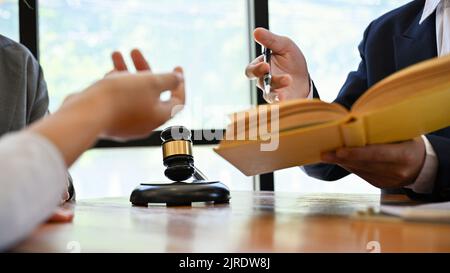 Ein professioneller männlicher Anwalt berät seinen Mandanten in seinem Büro zu einem Rechtsbeistand. Beratung, Mentor, Beratung. Zugeschnittenes Bild Stockfoto