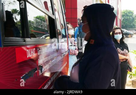 Jakarta, Jakarta, Indonesien. 23. August 2022. Am 24. August 2022 stehen die Bewohner Schlange, um die neuen 2022 Rupiah-Banknoten auf dem Senen Market, Jakarta, einzutauschen. Die Bank Indonesia (BI) hat gerade die neuen 2022-Rupiah-Banknoten in Verbindung mit dem indonesischen Unabhängigkeitstag 77. eingeführt, die Bank Indonesia und die Regierung haben 7 eingeführt, die aus IDR 100.000, IDR 50.000, IDR 20.000, IDR 10.000, IDR 5.000, Die Bank Indonesia (BI) stellt mit IDR 2.000 und IDR 1.000 sicher, dass Geld an herkömmlichen Bankautomaten verfügbar ist. Diese sieben neuen Rupiah-Denominationen sind offiziell gültig, ausgestellt und als l zirkuliert Stockfoto