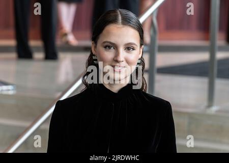 New York, NY - 23. August 2022: Fina Strazza im Kleid von Yves Saint Laurent nimmt an der Sondervorführung von der Herr der Ringe: Die Ringe der Macht im Lincoln Center Alice Tully Hall Teil Stockfoto