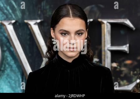 New York, NY - 23. August 2022: Fina Strazza im Kleid von Yves Saint Laurent nimmt an der Sondervorführung von der Herr der Ringe: Die Ringe der Macht im Lincoln Center Alice Tully Hall Teil Stockfoto