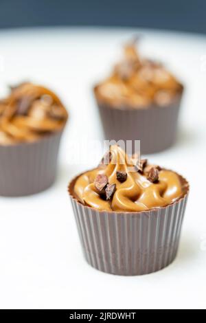 Handgemachte Pralinen auf weißem Teller. Chocolatier Spezialschokolade. Stockfoto