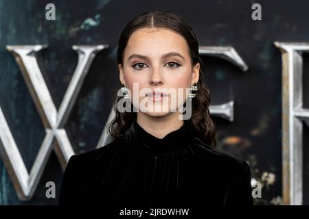 New York, NY - 23. August 2022: Fina Strazza im Kleid von Yves Saint Laurent nimmt an der Sondervorführung von der Herr der Ringe: Die Ringe der Macht im Lincoln Center Alice Tully Hall Teil Stockfoto