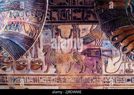 Der Tempel von Khnum in Esna, der dem gott Khnum, seinen Gefährten Menhit und Nebtu, ihrem Sohn Heka und der Göttin Neith gewidmet ist. Stockfoto