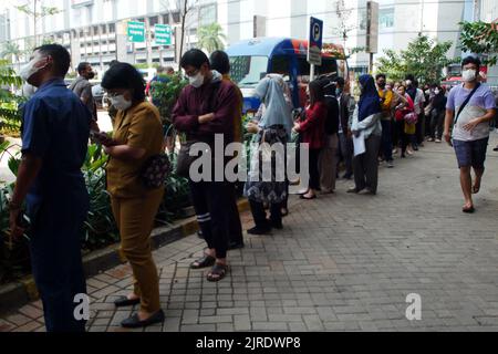 Jakarta, Jakarta, Indonesien. 23. August 2022. Am 24. August 2022 stehen die Bewohner Schlange, um die neuen 2022 Rupiah-Banknoten auf dem Senen Market, Jakarta, einzutauschen. Die Bank Indonesia (BI) hat gerade die neuen 2022-Rupiah-Banknoten in Verbindung mit dem indonesischen Unabhängigkeitstag 77. eingeführt, die Bank Indonesia und die Regierung haben 7 eingeführt, die aus IDR 100.000, IDR 50.000, IDR 20.000, IDR 10.000, IDR 5.000, Die Bank Indonesia (BI) stellt mit IDR 2.000 und IDR 1.000 sicher, dass Geld an herkömmlichen Bankautomaten verfügbar ist. Diese sieben neuen Rupiah-Denominationen sind offiziell gültig, ausgestellt und als l zirkuliert Stockfoto