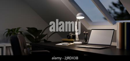 Home Arbeitszimmer am Abend mit Laptop-Computer weißen Bildschirm Mockup unter dem Licht von Tischlampe, Zubehör auf schwarzem Tisch. 3D Rendern, 3 Stockfoto
