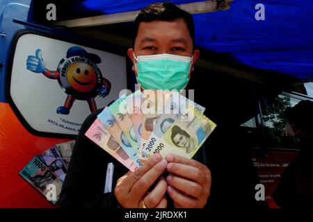 Jakarta, Jakarta, Indonesien. 23. August 2022. Am 24. August 2022 stehen die Bewohner Schlange, um die neuen 2022 Rupiah-Banknoten auf dem Senen Market, Jakarta, einzutauschen. Die Bank Indonesia (BI) hat gerade die neuen 2022-Rupiah-Banknoten in Verbindung mit dem indonesischen Unabhängigkeitstag 77. eingeführt, die Bank Indonesia und die Regierung haben 7 eingeführt, die aus IDR 100.000, IDR 50.000, IDR 20.000, IDR 10.000, IDR 5.000, Die Bank Indonesia (BI) stellt mit IDR 2.000 und IDR 1.000 sicher, dass Geld an herkömmlichen Bankautomaten verfügbar ist. Diese sieben neuen Rupiah-Denominationen sind offiziell gültig, ausgestellt und als l zirkuliert Stockfoto