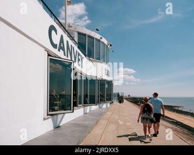 Die modernistische Betonarchitektur am Meer des Labworth Cafe an der Küste von Canvey Island, Thames Estuary, Essex, England, Großbritannien - Sommerleben Stockfoto