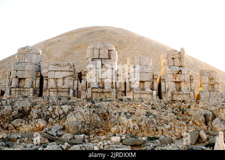 Köpfe der Statuen auf Nemrut Dag bei Sonnenuntergang. Foto des Reisekonzepts. Adiyaman, Nemrut Mountain, Türkei Stockfoto