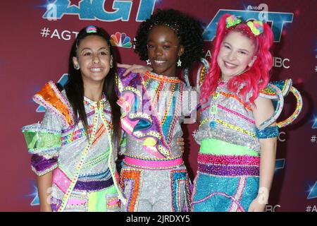 Pasadena, CA. 23. August 2022. XOMGPOP bei der Ankunft für AMERICA'S GOT TALENT (AGT) Saison 17 Live Show Red Carpet, Sheraton Pasadena Hotel, Pasadena, CA 23. August 2022. Kredit: Priscilla Grant/Everett Collection/Alamy Live Nachrichten Stockfoto