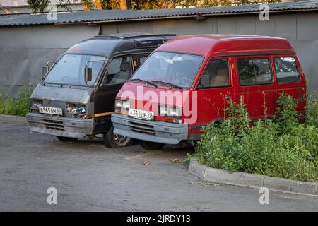 Moskau, Russland - 21. Juli 2022: Ein alter asiatischer Kleinbus steht gegen die Mauer. Hochwertige Fotos Stockfoto