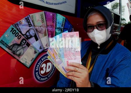 Jakarta, Jakarta, Indonesien. 23. August 2022. Am 24. August 2022 stehen die Bewohner Schlange, um die neuen 2022 Rupiah-Banknoten auf dem Senen Market, Jakarta, einzutauschen. Die Bank Indonesia (BI) hat gerade die neuen 2022-Rupiah-Banknoten in Verbindung mit dem indonesischen Unabhängigkeitstag 77. eingeführt, die Bank Indonesia und die Regierung haben 7 eingeführt, die aus IDR 100.000, IDR 50.000, IDR 20.000, IDR 10.000, IDR 5.000, Die Bank Indonesia (BI) stellt mit IDR 2.000 und IDR 1.000 sicher, dass Geld an herkömmlichen Bankautomaten verfügbar ist. Diese sieben neuen Rupiah-Denominationen sind offiziell gültig, ausgestellt und als l zirkuliert Stockfoto