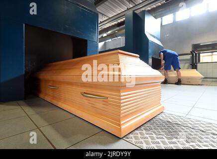 Karlsruhe, Deutschland. 14.. Juli 2022. Särge stehen vor den Verbrennungsöfen am Krematorium auf dem Karlsruher Hauptfriedhof. Aufgrund der rückläufigen Gasversorgung stehen die Kommunen auch vor der Frage nach der Zukunft der gasbetriebenen Krematorien. Zwei Drittel der Krematorien in Deutschland werden mit Gas betrieben, der Rest mit Strom. Quelle: Uli Deck/dpa/Alamy Live News Stockfoto