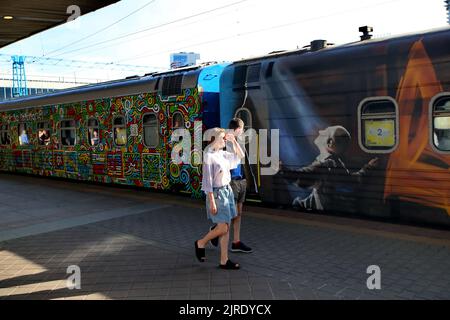 KIEW, UKRAINE - 23. AUGUST 2022 - die Menschen passieren den Zug zum Sieg, der den vorübergehend besetzten Gebieten, Kiew, der Hauptstadt der Ukraine, gewidmet ist. Kredit: Ukrinform/Alamy Live Nachrichten Stockfoto