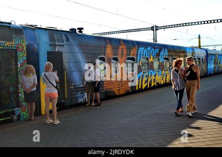 KIEW, UKRAINE - 23. AUGUST 2022 - die Menschen passieren den Zug zum Sieg, der den vorübergehend besetzten Gebieten, Kiew, der Hauptstadt der Ukraine, gewidmet ist. Kredit: Ukrinform/Alamy Live Nachrichten Stockfoto