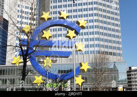 Das Euro-Zeichen vor dem Zentralbankgebäude in Frankfurt am Main Stockfoto