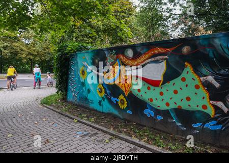 Krakau, Polen. 23. August 2022. Fragment eines neu bemalten Wandbildes, das die polnische Solidarität mit der Ukraine während der russischen Invasion zeigt. Krakau, Polen, am 23. August 2022. Das Wandgemälde wurde vom polnischen Straßenkünstler Mikolaj Rejs mit Hilfe ukrainischer Kinder und des kalifornischen Künstlers Benjamin Ssatez von der gemeinnützigen Organisation Goodness Tour gemalt. (Bild: © Beata Zawrzel/ZUMA Press Wire) Stockfoto