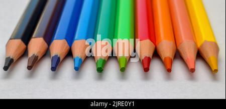 Viele Farbstifte isoliert auf weißem Hintergrund Stockfoto