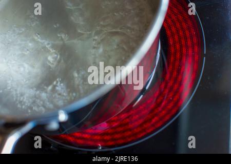 West Yorkshire, Großbritannien. 24.. August 2022. Großbritannien steht vor einem „dramatischen und katastrophalen Winter für die Kunden“, da die Energiepreise steigen, so eine starke Warnung des Leiters des Einzelhandelsgeschäfts von EDF Energy. Philippe Commaret, der Geschäftsführer des Energieunternehmens für Kunden, forderte zusätzliche staatliche Interventionen, einschließlich der Hilfe für Haushalte zur Isolierung ihrer Häuser und einer Mehrwertsteuerskung für kleine Unternehmen, da die Preise auf Rekordniveau stiegen. Die Preise für Gas und Strom, die bereits weltweit in die Höhe geschossen waren, als sich die Volkswirtschaften von den Sperren der Coronavirus-Pandemie erholten, wurden in die Höhe geschossen Stockfoto