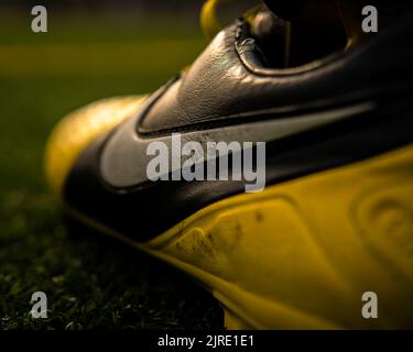 Eine Nahaufnahme eines Nike CTR360 Maestri Fußballschuhs auf dem Spielfeld Stockfoto