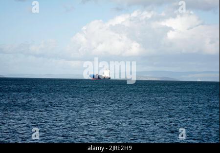 Frachtschiff, der in Brodick Bay auf der Isle of Arran North Ayrshire Scotland festgemacht wurde Stockfoto