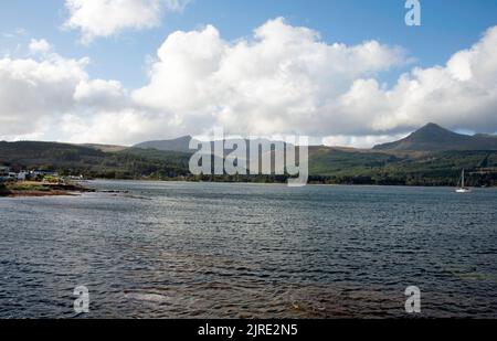 Goat Fell und Beinn Tarsuinn Blick über Brodick Bay von Brodick Seafront Brodick die Isle of Arran North Ayrshire Schottland Stockfoto