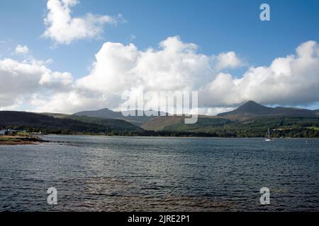 Goat Fell und Beinn Tarsuinn Blick über Brodick Bay von Brodick Seafront Brodick die Isle of Arran North Ayrshire Schottland Stockfoto