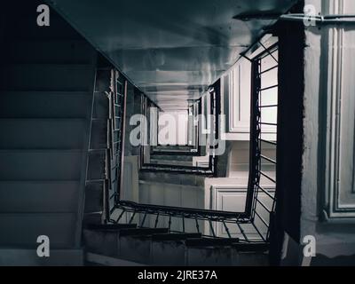 Treppe am Eingang von oben. Perspektive und Blick auf Korridor oder Tunnel. Stockfoto