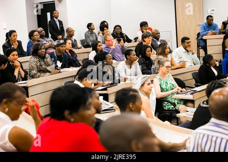 Johannesburg, Südafrika - 20. November 2014: Verschiedene Studenten besuchen einen Vortrag im College Auditorium Stockfoto