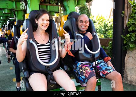 Johannesburg, Südafrika - 16. November 2012: Junge Menschen auf einer Achterbahn in einem Freizeitpark Stockfoto