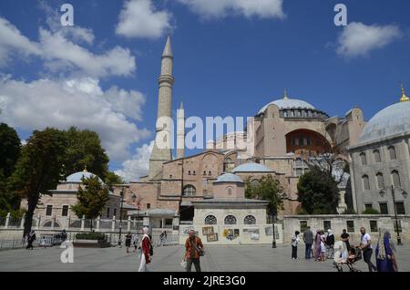 Äußere und architektonische Details und Besucher der Hagia Sophia Moschee in Istanbul Türkei Stockfoto