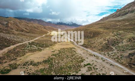 Weites, leeres Wiesenfeld im Spiti Valley, wenn sich der Sturm in Himachal Pradesh nähert, aus der Luft Stockfoto