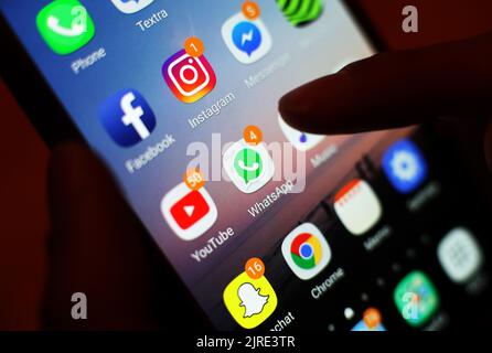 Datei-Foto vom 03/01/18 von Social-Media-Apps, einschließlich Facebook, Instagram, YouTube und WhatsApp, auf einem Handy-Bildschirm angezeigt. Facebook hat bestätigt, dass es daran arbeitet, ein Problem mit seinem Haupt-Feed zu beheben, nachdem viele Nutzer gemeldet haben, dass sie Wellen von Beiträgen gesehen haben, die nicht mit ihren Interessen in Verbindung stehen. Ausgabedatum: Mittwoch, 24. August 2022. Stockfoto