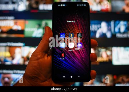 Streaming-Apps werden auf einem Mobiltelefon in dieser Abbildung am 24. August 2022 in Warschau, Polen, angezeigt. Stockfoto