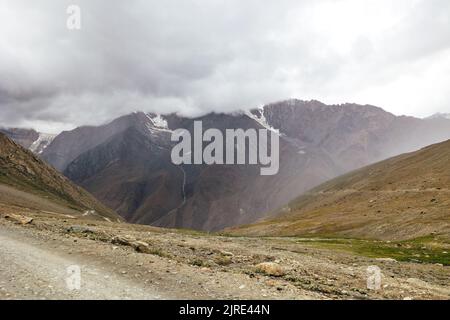 Dunkle, stürmische Wolken über den schneebedeckten Himalaya-Bergen am Kunzum-Pass in Himachal Pradesh Indien Stockfoto