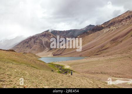 Weite Landschaft des Chandra Taal Sees mit Sturmwolken über dem Berg im Spiti Valley India Stockfoto