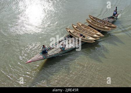 Manikganj, Dhaka, Bangladesch. 24. August 2022. Ein Longboat führt kleine Boote, die auf Bangladeshs größtem Bootsmarkt in Manikgonj, Bangladesch, verkauft werden. Wird von den Einheimischen während des Monsuns verwendet Wenn starke Niederschläge das Flussufer zum Platzen bringen, kostet jedes Schiff zwischen Â£30 und Â£80, abhängig von seiner Größe und der Qualität der verwendeten Materialien. Die Menschen strömten auf den Freiluftmarkt, um Boote zu kaufen, um sich auf die kommende Regenzeit vorzubereiten. Kredit: ZUMA Press, Inc./Alamy Live Nachrichten Stockfoto