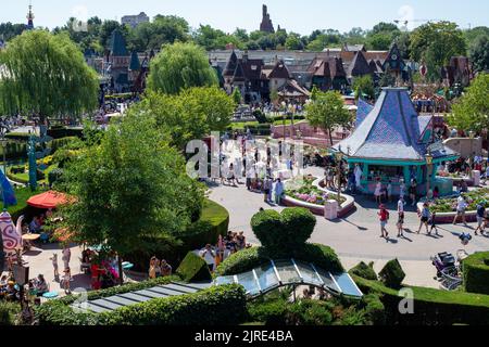 Eine Luftaufnahme von Disneyland Paris vom Schloss Alice im Wunderland aus gesehen Stockfoto