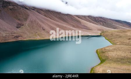 Weite Luftlandschaft des Chandra Taal Lake im Spiti Valley von Himachal Pradesh an bewölktem Tag Stockfoto