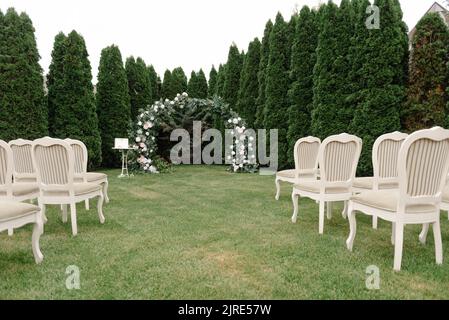 Hochzeitslocation. Einfache Hochzeitslocation. Nicht reich. Wunderschön dekorierte Hochzeitszeremonie unter einer großen Eiche, weite Aussicht. Stockfoto