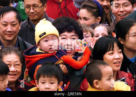 LÄCHELNDE GESICHTER IN DER MENGE IN DER CHINESISCHEN STADT MANCHESTERS, WÄHREND DIE LOKALE CHINESISCHE GEMEINSCHAFT DAS CHINESISCHE NEUJAHR, DAS JAHR DES GOLDENEN DRACHEN, BEGRÜSST. MANCHESTER-BILD GARY ROBERTS. Stockfoto