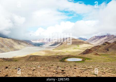 Schöne Wiesenlandschaft am Upper Chandra Taal Lake im Spiti Valley von Himachal Pradesh Indien Stockfoto