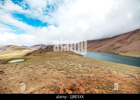 Breite grüne Luftlandschaft der Motorradtourgruppe in den Bergen des Spiti Valley in Himachal Pradesh Indien Stockfoto