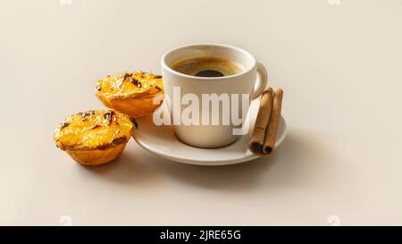 Typisch portugiesisches Kürbisdessert mit Kaffee Stockfoto