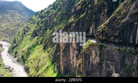 Gefährliche kurvige Straße mit steilen Klippen und Fluss in Himachal Pradesh Indien bei Tranda Dhank Stockfoto