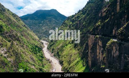 Weite Luftlandschaft des Sutlej-Flusses und kurvige Bergstraße bei Tranda Dhank in Himachal Pradesh Stockfoto