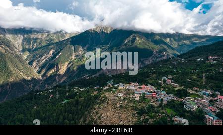 Kalpa Village mit Himalaya-Berggipfeln bei Sonnenuntergang in Himachal Pradesh Indien, Luftaufnahme Stockfoto