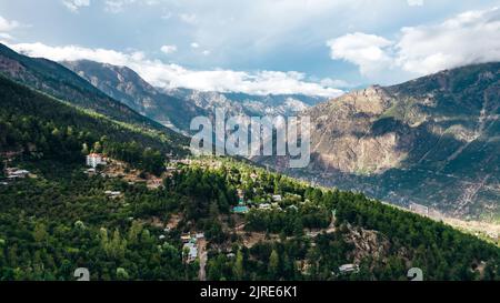 goldene Stunde Luftlandschaft der natürlichen Himalaya-Gebirge in Himachal Pradesh Indien Stockfoto