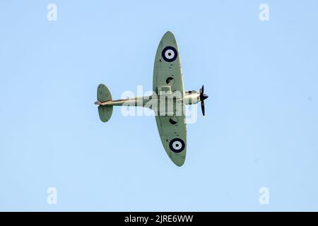 Eastbourne, East Sussex, Großbritannien. Mit dem Battle of Britain Memorial Flight, der Supermarine Spitfire, die auf der Eastbourne Airshow 2022 in Airbourne gezeigt wird, mit Flugzeugvorführung und Flybys vom Eastbourne Beach aus. 18.. August 2022 Stockfoto