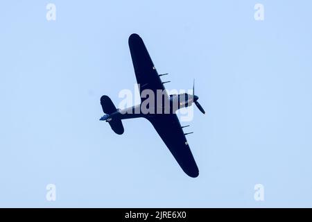 Eastbourne, East Sussex, Großbritannien. Mit dem Battle of Britain Memorial Flight mit der Hawker Huricaine auf der Eastbourne Airshow 2022, Airbourne, mit Flugzeugvorführung und Flybys vom Eastbourne Beach aus. 18.. August 2022 Stockfoto